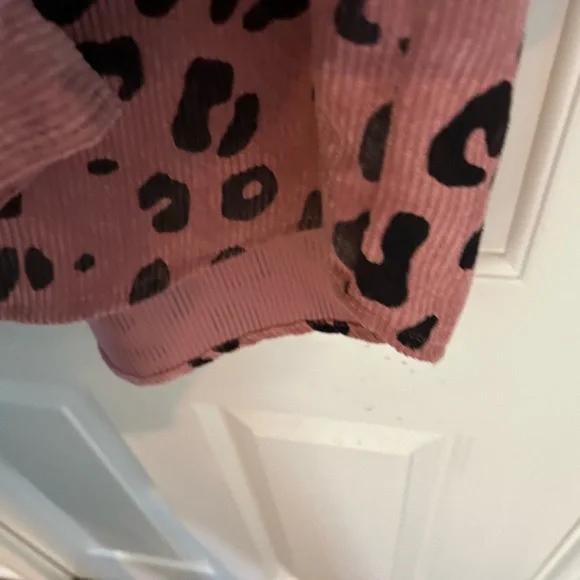 ePretty Chicago brand pink/rose cheetah design thin shacket jacket. Size Med - Picture 6 of 12